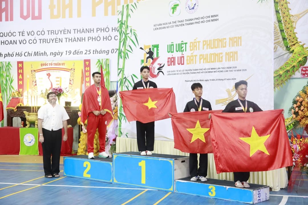 KHOẢNH KHẮC CỦA CÁC VÕ SINH, MÔN SINH PHẬT QUANG QUYỀN TẠI LỄ TRAO GIẢI LIÊN HOAN VÕ VI… — hình 89
