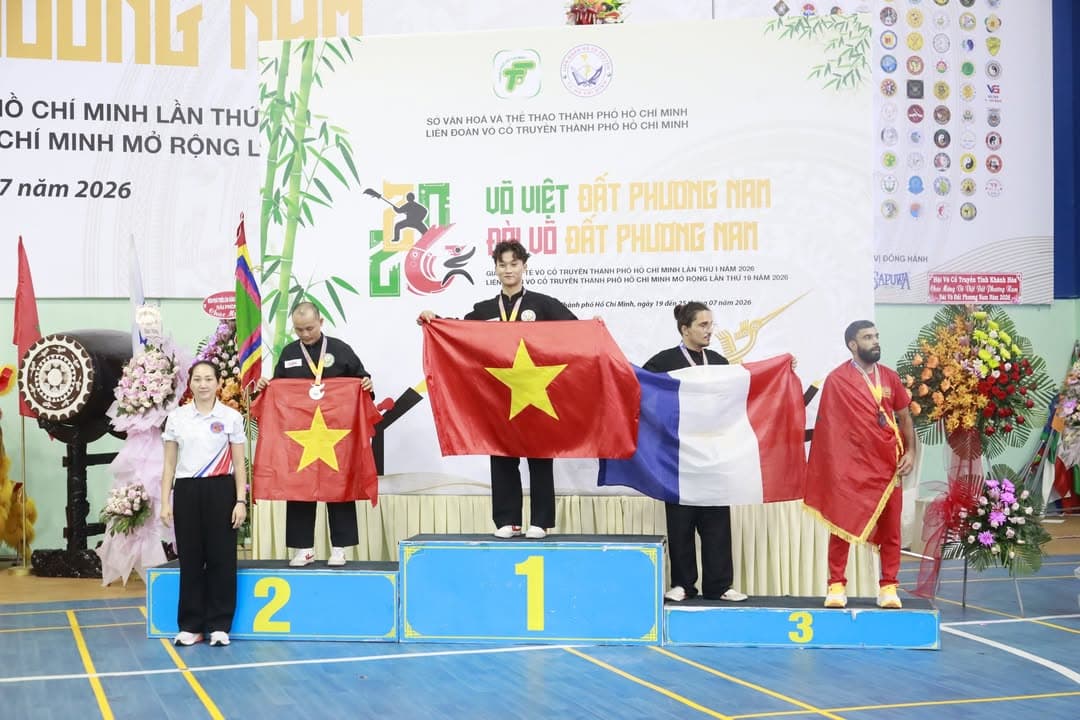 KHOẢNH KHẮC CỦA CÁC VÕ SINH, MÔN SINH PHẬT QUANG QUYỀN TẠI LỄ TRAO GIẢI LIÊN HOAN VÕ VI… — hình 91