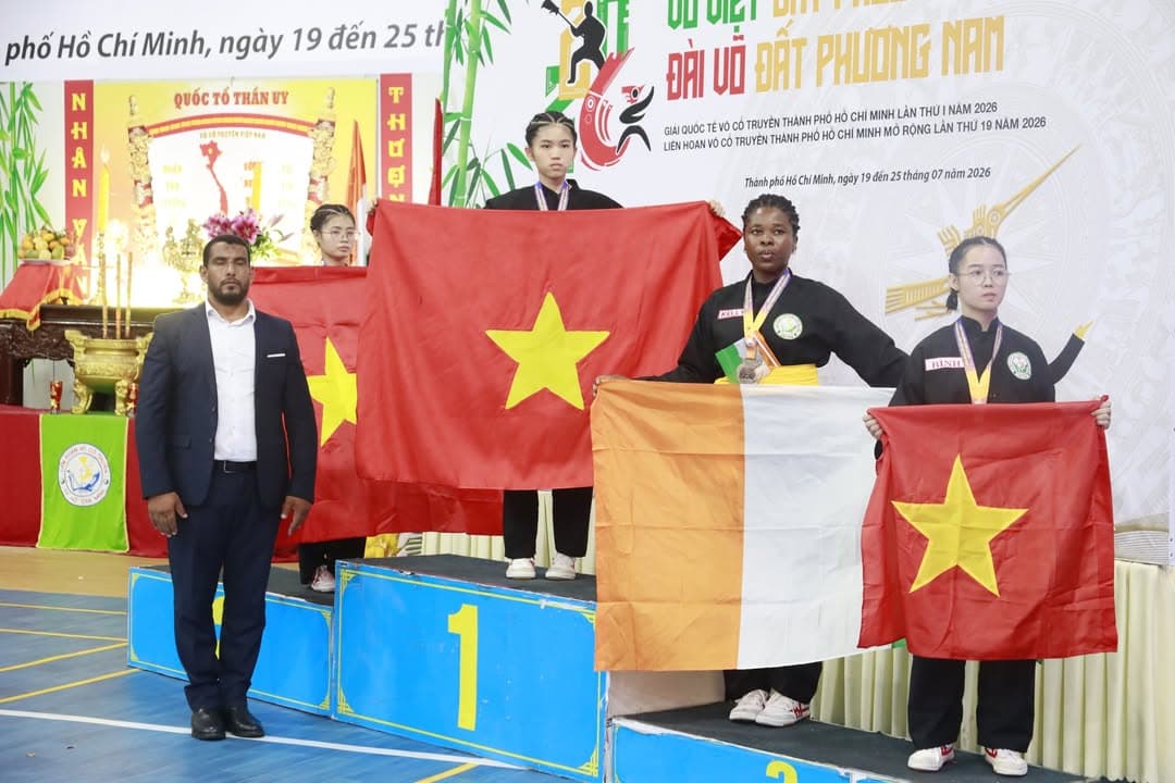 KHOẢNH KHẮC CỦA CÁC VÕ SINH, MÔN SINH PHẬT QUANG QUYỀN TẠI LỄ TRAO GIẢI LIÊN HOAN VÕ VI… — hình 92