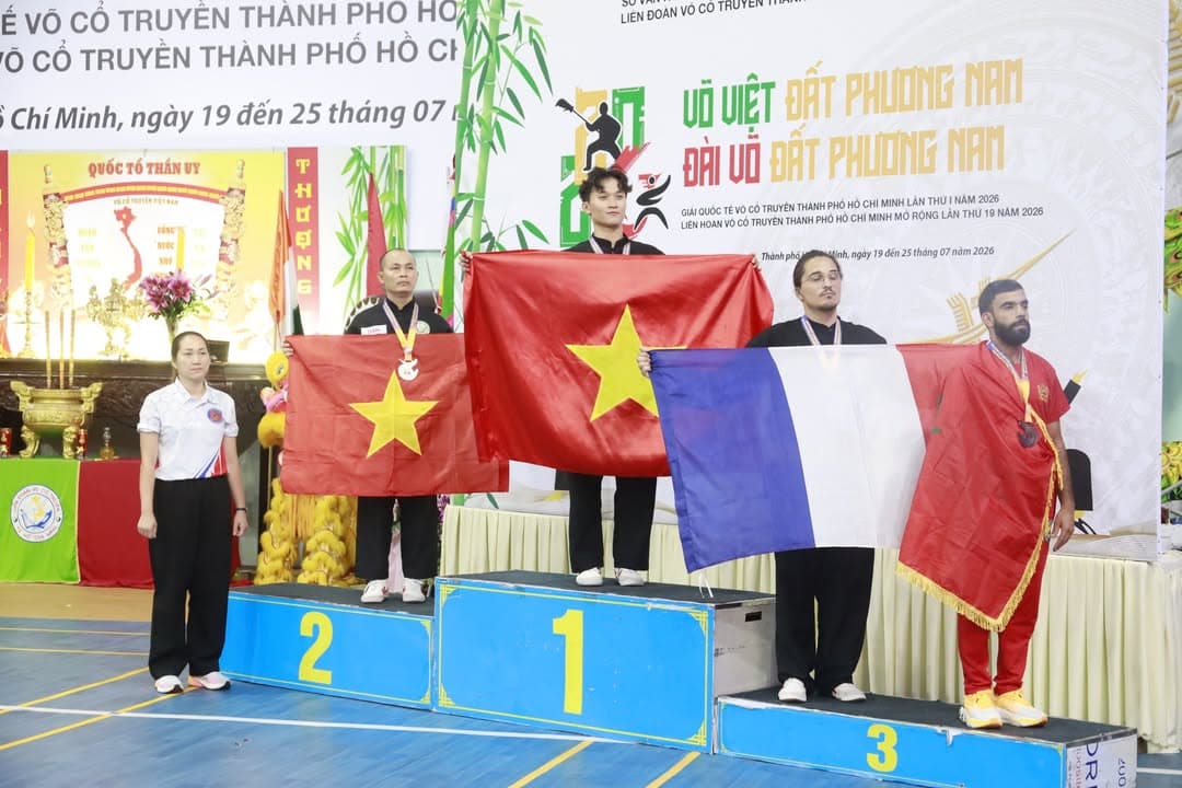 KHOẢNH KHẮC CỦA CÁC VÕ SINH, MÔN SINH PHẬT QUANG QUYỀN TẠI LỄ TRAO GIẢI LIÊN HOAN VÕ VI… — hình 93