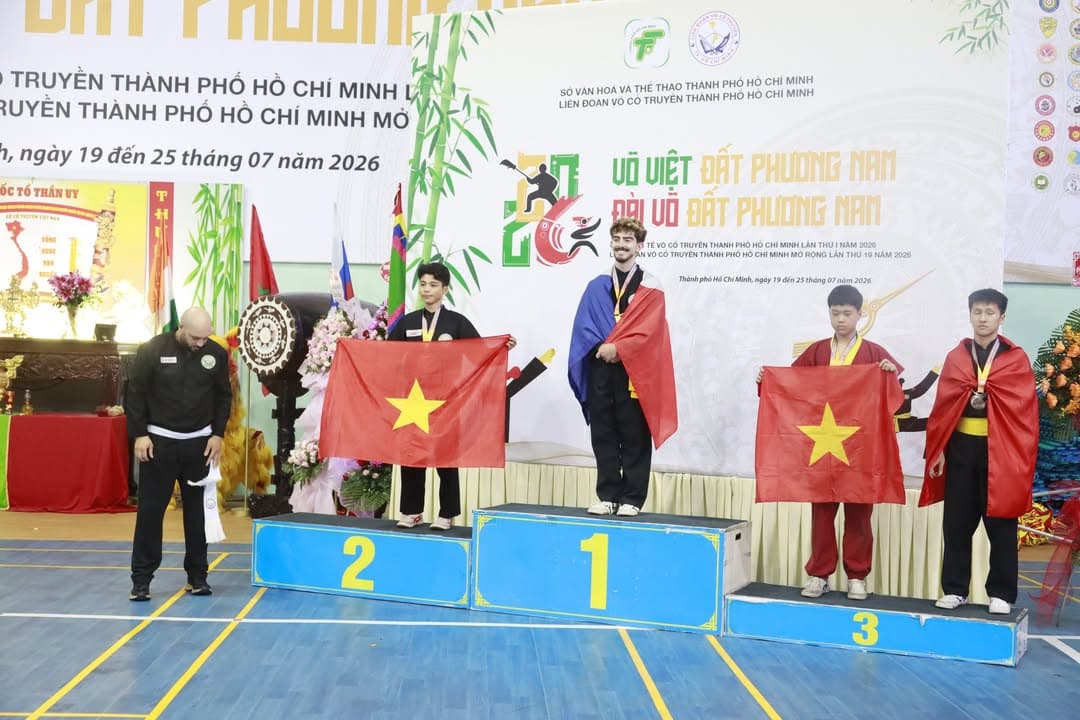 KHOẢNH KHẮC CỦA CÁC VÕ SINH, MÔN SINH PHẬT QUANG QUYỀN TẠI LỄ TRAO GIẢI LIÊN HOAN VÕ VI… — hình 94
