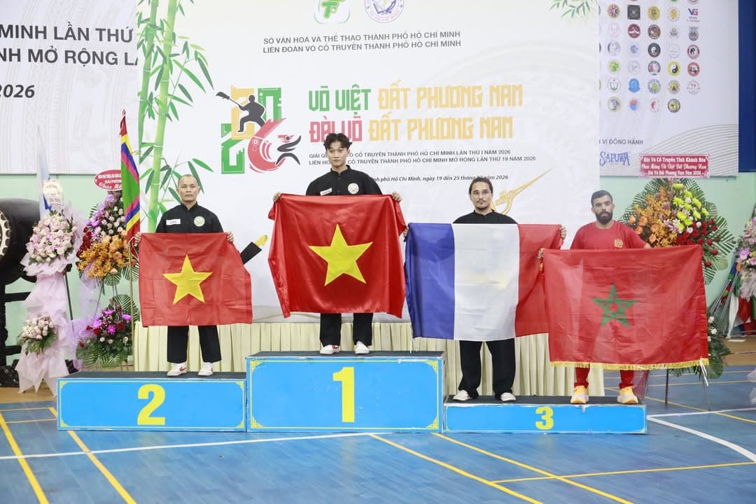 KHOẢNH KHẮC CỦA CÁC VÕ SINH, MÔN SINH PHẬT QUANG QUYỀN TẠI LỄ TRAO GIẢI LIÊN HOAN VÕ VI… — hình 95