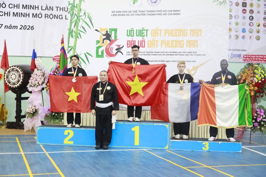 KHOẢNH KHẮC CỦA CÁC VÕ SINH, MÔN SINH PHẬT QUANG QUYỀN TẠI LỄ TRAO GIẢI LIÊN HOAN VÕ VI… — hình 96