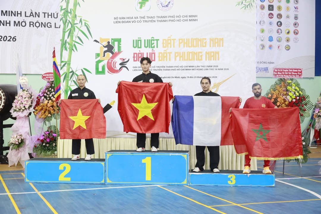 KHOẢNH KHẮC CỦA CÁC VÕ SINH, MÔN SINH PHẬT QUANG QUYỀN TẠI LỄ TRAO GIẢI LIÊN HOAN VÕ VI… — hình 97