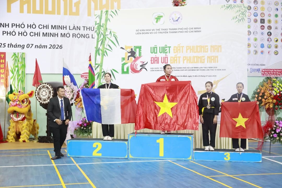 KHOẢNH KHẮC CỦA CÁC VÕ SINH, MÔN SINH PHẬT QUANG QUYỀN TẠI LỄ TRAO GIẢI LIÊN HOAN VÕ VI… — hình 98