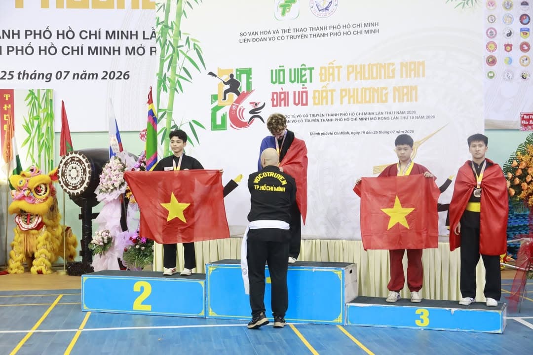 KHOẢNH KHẮC CỦA CÁC VÕ SINH, MÔN SINH PHẬT QUANG QUYỀN TẠI LỄ TRAO GIẢI LIÊN HOAN VÕ VI… — hình 99